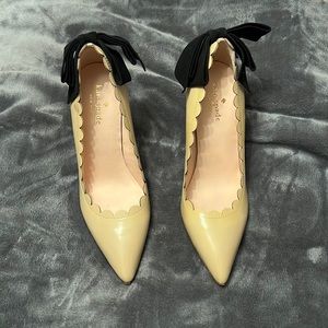 Kate Spade patten leather scallop bow pumps